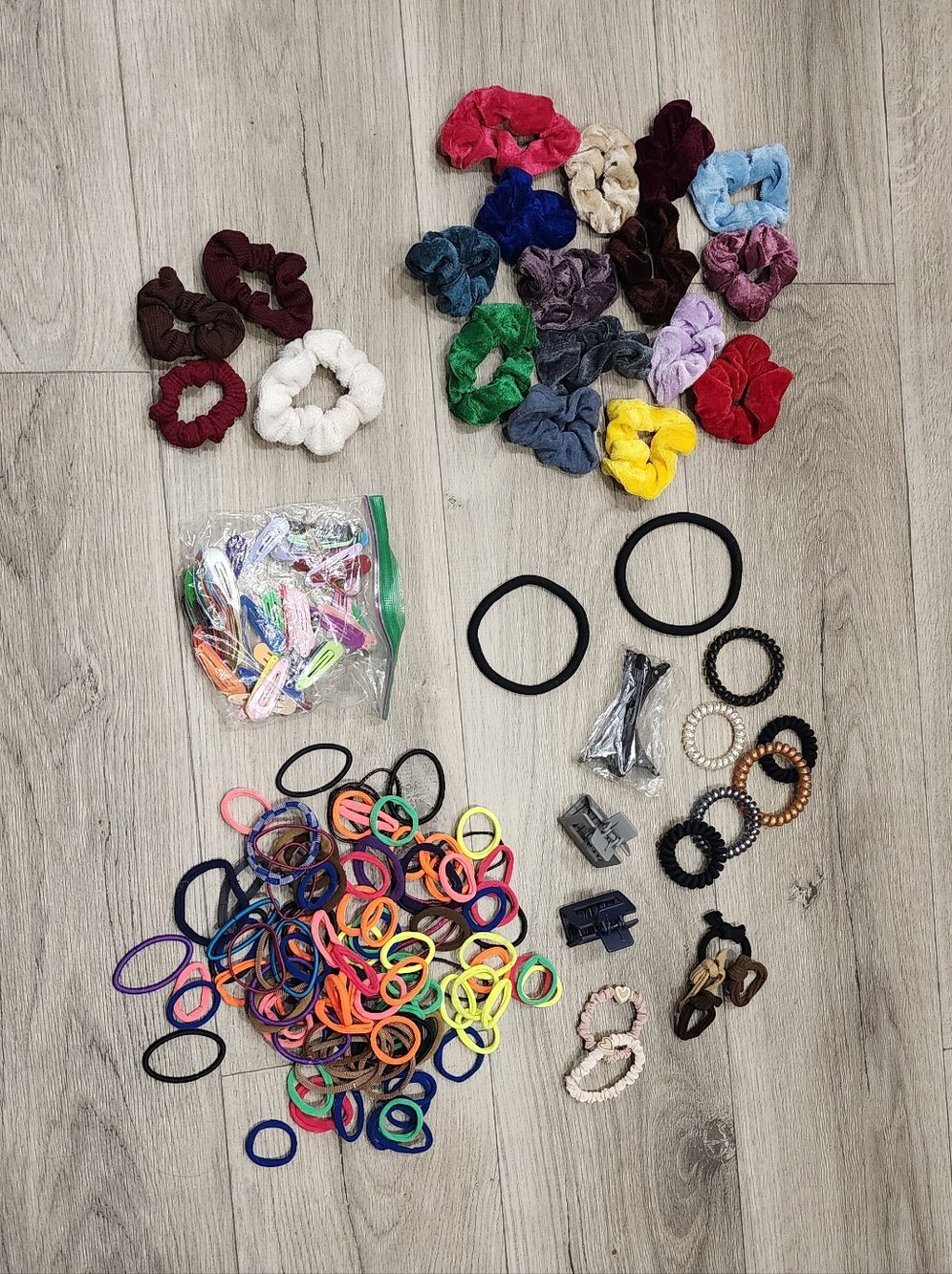 🌟 170 Assorted Hair Accessories Clips, Barretts, Scrunchies & Elastics
